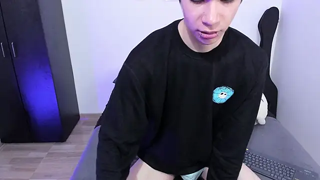 Snapshot of Aventure_Twinks chatting on March 18, 7:31 pm Aventure Twinks online show from March 18, 7:31 pm
