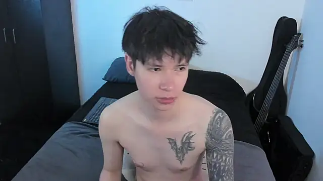 Snapshot of Aventure_Twinks chatting on June 18, 8:35 pm Aventure Twinks online show from June 18, 8:35 pm