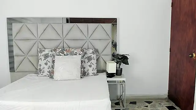 nina pons online show from October 24, 10:39 pm