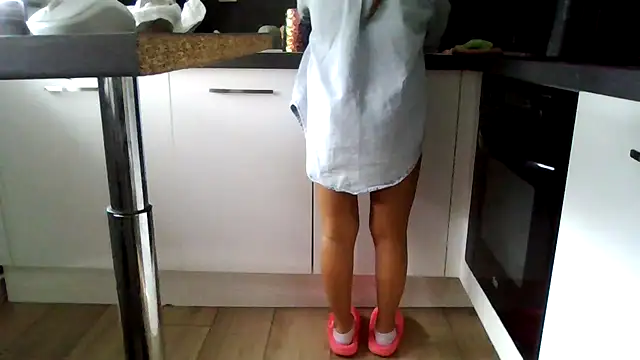 Snapshot of petite-Alondra chatting on February 4, 1:39 pm petite-Alondra online show from February 4, 1:39 pm