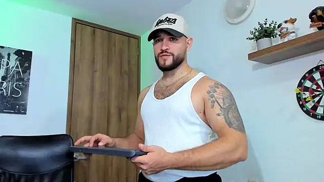 Snapshot of AndrewDiaz chatting on October 10, 4:44 am AndrewDiaz online show from October 10, 4:44 am