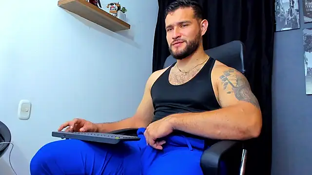 Snapshot of AndrewDiaz chatting on December 22, 8:00 am AndrewDiaz online show from December 22, 8:00 am