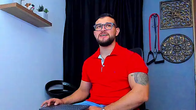 Snapshot of AndrewDiaz chatting on February 8, 7:34 am AndrewDiaz online show from February 8, 7:34 am