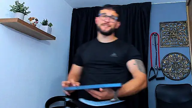 Snapshot of AndrewDiaz chatting on February 11, 11:54 pm AndrewDiaz online show from February 11, 11:54 pm