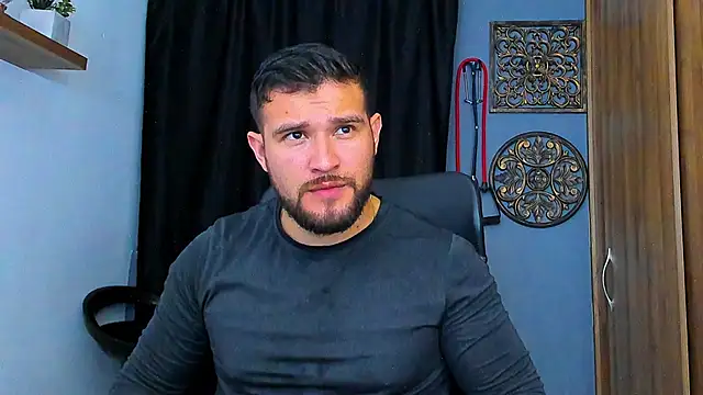 Snapshot of AndrewDiaz chatting on February 13, 7:04 am AndrewDiaz online show from February 13, 7:04 am