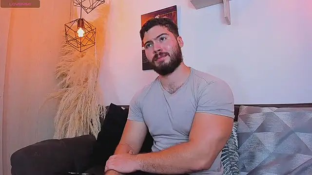 Snapshot of SebastianVilla_ chatting on March 13, 11:33 pm SebastianVilla online show from March 13, 11:33 pm