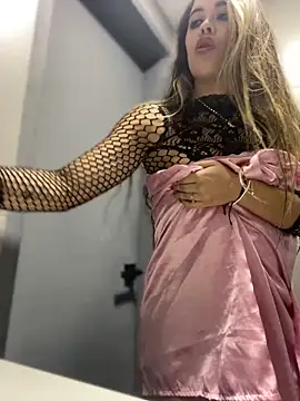 Snapshot of Emilia_Bakerr chatting on December 6, 9:24 pm Emilia Bakerr online show from December 6, 9:24 pm