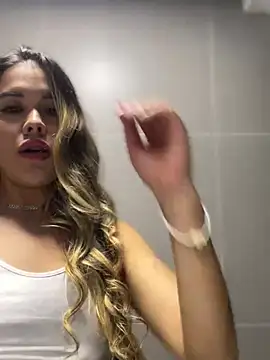 Snapshot of Emilia_Bakerr chatting on January 8, 9:34 pm Emilia Bakerr online show from January 8, 9:34 pm