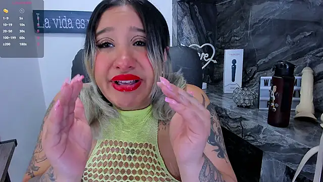 Snapshot of miss_danika chatting on April 13, 11:05 am miss danika online show from April 13, 11:05 am