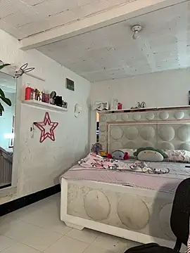 lucianaroy online show from March 28, 4:39 pm