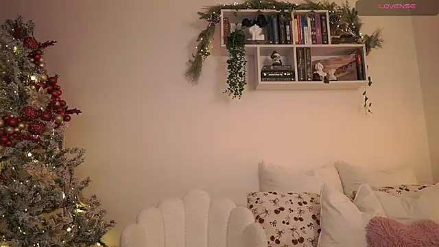 Snapshot of EmilyxRose_- chatting on December 16, 7:32 pm EmilyxRose - online show from December 16, 7:32 pm