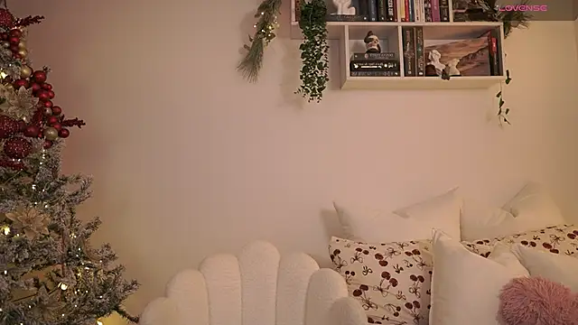 Snapshot of EmilyxRose_- chatting on December 17, 7:15 pm EmilyxRose - online show from December 17, 7:15 pm