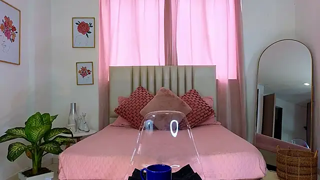 KristennBlue online show from December 14, 1:59 pm