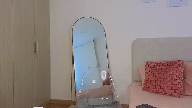 KristennBlue online show from December 18, 4:35 pm