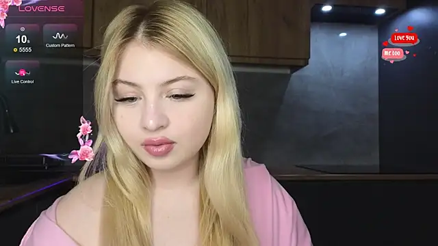 Snapshot of shy_blondiee chatting on January 5, 8:45 pm shy blondiee online show from January 5, 8:45 pm