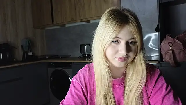 Snapshot of shy_blondiee chatting on January 12, 9:53 pm shy blondiee online show from January 12, 9:53 pm