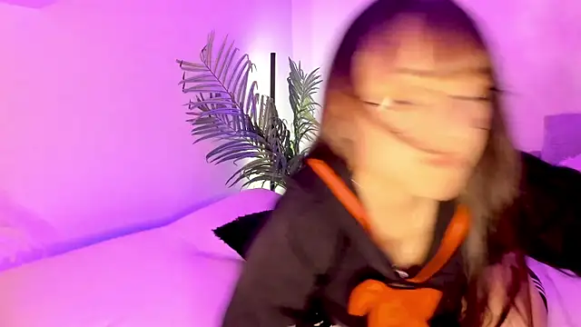 Gloomydoll online show from October 6, 6:05 pm