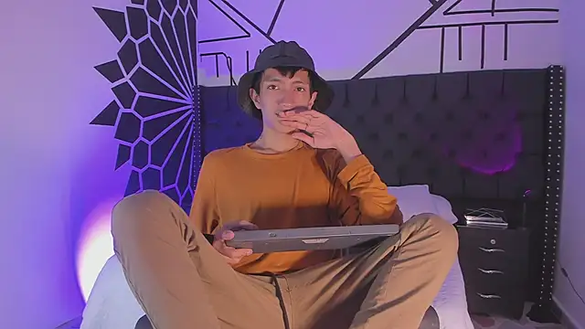 Snapshot of DereckCooperr chatting on February 12, 3:29 am DereckCooperr online show from February 12, 3:29 am