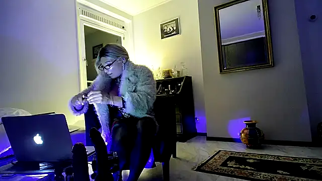 CharlotteVixxens online show from December 2, 11:00 pm