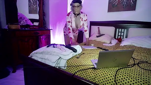 CharlotteVixxens online show from May 21, 12:17 am