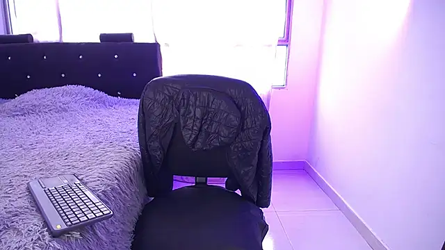 Snapshot of Aleja_Sanz chatting on March 10, 4:25 pm Aleja Sanz online show from March 10, 4:25 pm