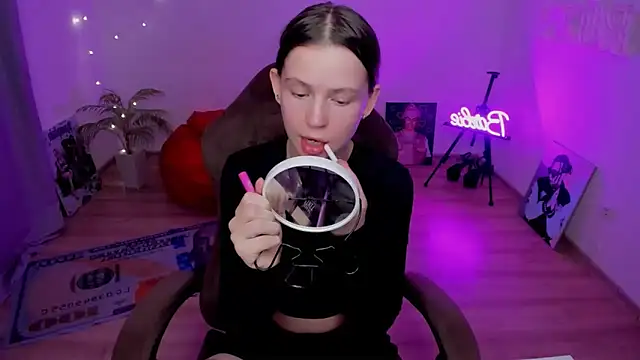 HelloRoxy online show from March 29, 7:58 pm