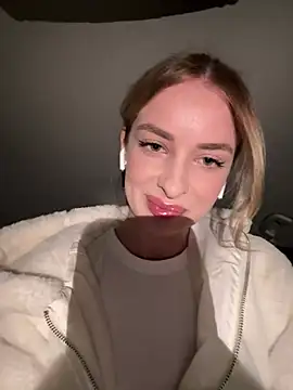 Snapshot of EvieEvans chatting on March 2, 7:23 pm EvieEvans online show from March 2, 7:23 pm