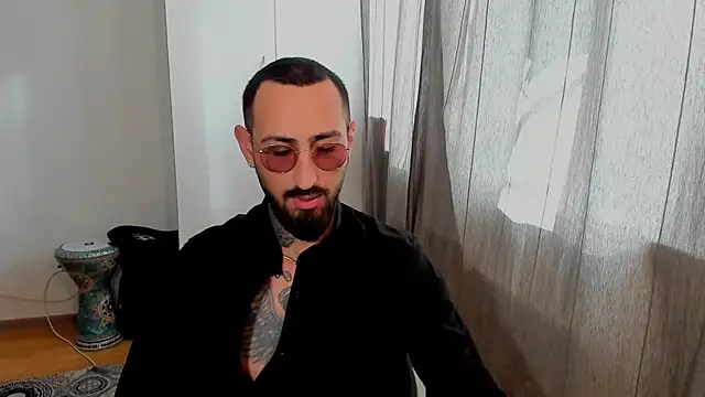 Snapshot of Baddfuckerr chatting on January 28, 12:00 pm Baddfuckerr online show from January 28, 12:00 pm