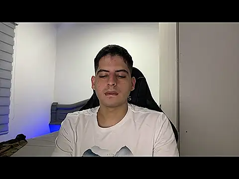 Snapshot of lordbeja chatting on March 31, 1:07 am lordbeja online show from March 31, 1:07 am