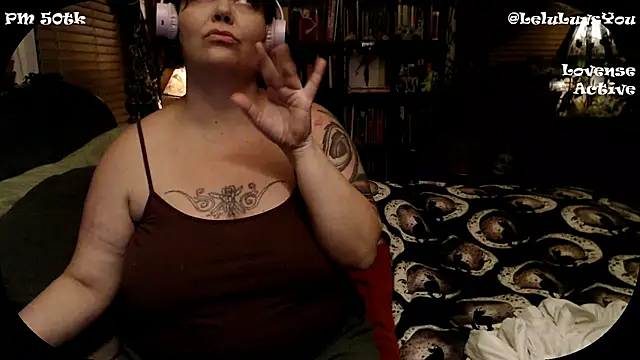 Snapshot of LeluLuvsYou chatting on December 8, 2:07 am LeluLuvsYou online show from December 8, 2:07 am