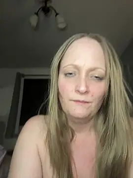 Snapshot of HoneyBluex chatting on February 3, 9:18 pm HoneyBluex online show from February 3, 9:18 pm