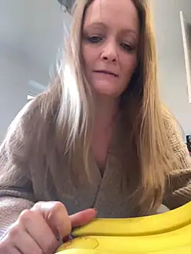 Snapshot of HoneyBluex chatting on February 5, 1:44 pm HoneyBluex online show from February 5, 1:44 pm