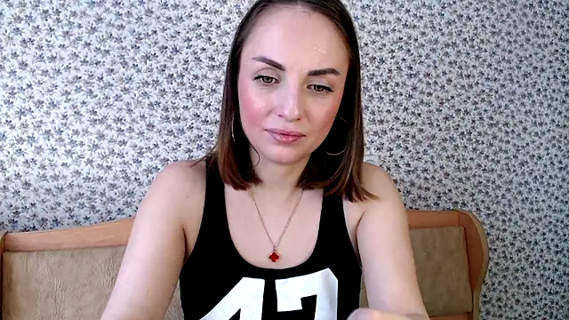 Snapshot of Tinadream20 chatting on May 4, 8:10 am Tinadream20 online show from May 4, 8:10 am