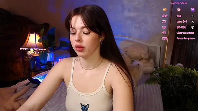 Snapshot of JulieHeets chatting on January 4, 7:34 am JulieHeets online show from January 4, 7:34 am