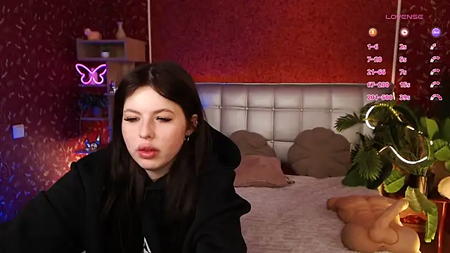 Snapshot of JulieHeets chatting on January 30, 8:43 am JulieHeets online show from January 30, 8:43 am