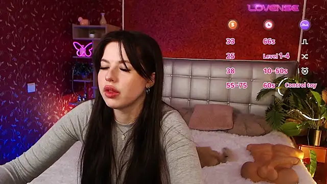 Snapshot of JulieHeets chatting on February 13, 7:56 am JulieHeets online show from February 13, 7:56 am