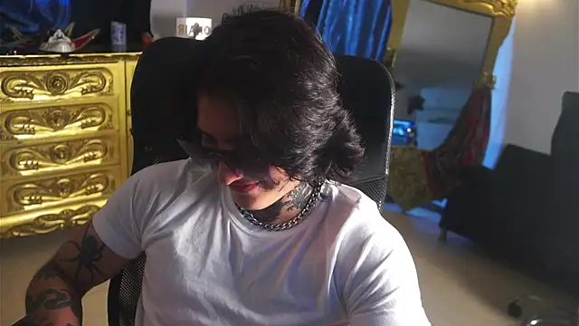 Snapshot of dantecoppolaa_ chatting on February 2, 3:39 pm dantecoppolaa online show from February 2, 3:39 pm
