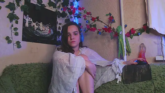 Tiny Witch online show from October 10, 11:15 pm