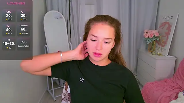 Snapshot of LovelyJessie chatting on October 5, 1:42 pm LovelyJessie online show from October 5, 1:42 pm