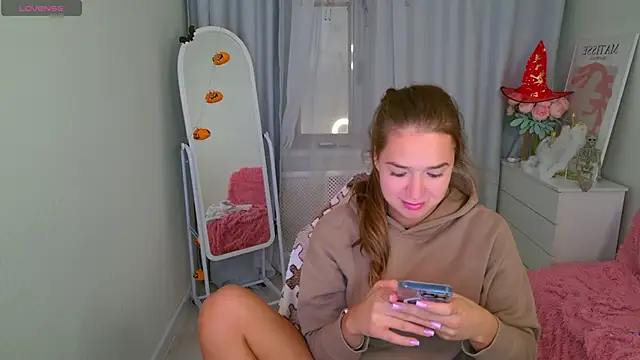 Snapshot of LovelyJessie chatting on October 15, 12:49 pm LovelyJessie online show from October 15, 12:49 pm