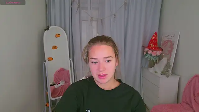 Snapshot of LovelyJessie chatting on October 24, 2:02 pm LovelyJessie online show from October 24, 2:02 pm