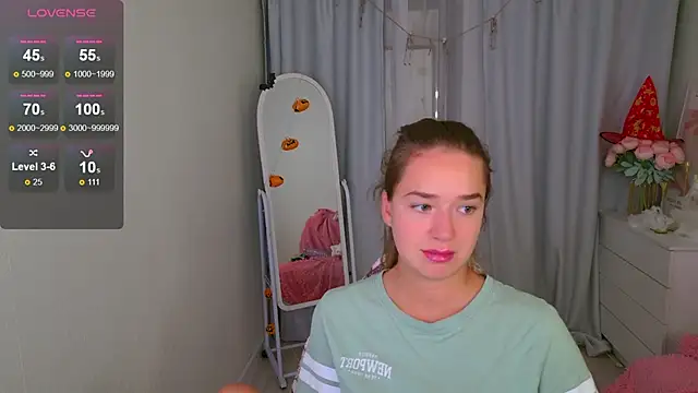 Snapshot of LovelyJessie chatting on October 26, 1:50 pm LovelyJessie online show from October 26, 1:50 pm