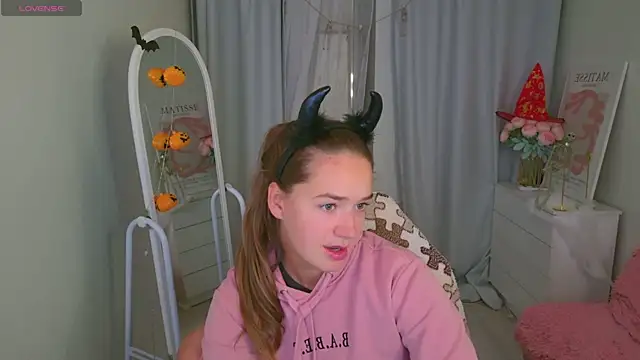 Snapshot of LovelyJessie chatting on October 29, 4:20 pm LovelyJessie online show from October 29, 4:20 pm