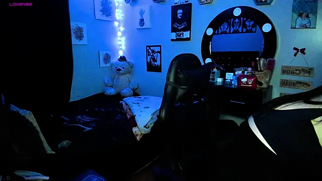 Snapshot of Luise_Meyrink chatting on March 7, 7:19 am Luise Meyrink online show from March 7, 7:19 am