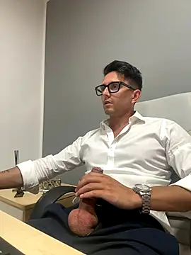 Snapshot of masterboss_ chatting on September 18, 11:45 am masterboss  online show from September 18, 11:45 am