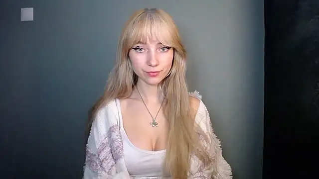 LuciaYoung online show from November 18, 7:40 pm