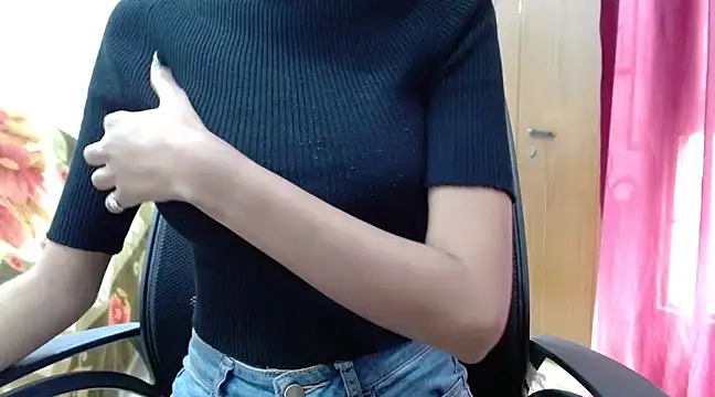 Snapshot of sexy_ishu chatting on February 18, 8:49 am sexy ishu online show from February 18, 8:49 am