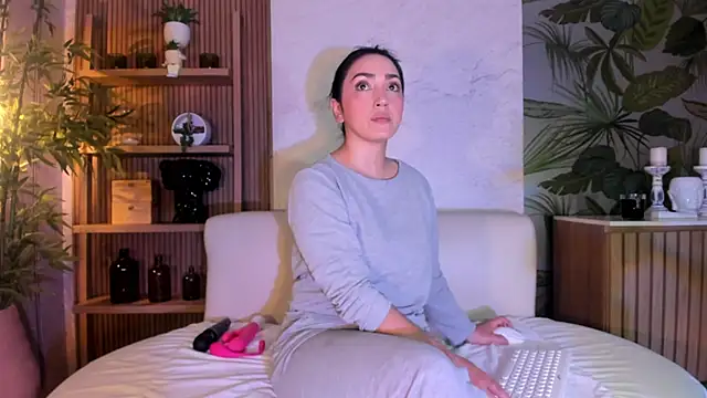 LIAH IZUMI online show from May 8, 1:16 pm