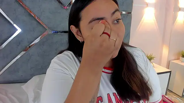 Snapshot of LucciaPorter chatting on March 26, 1:28 pm LucciaPorter online show from March 26, 1:28 pm