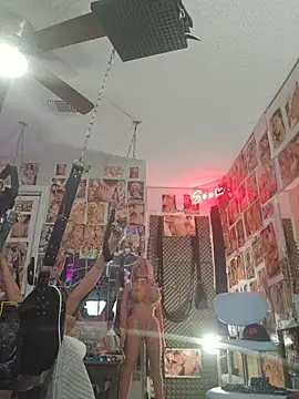 Snapshot of luvs2cumm69 chatting on October 27, 12:20 pm luvs2cumm69 online show from October 27, 12:20 pm